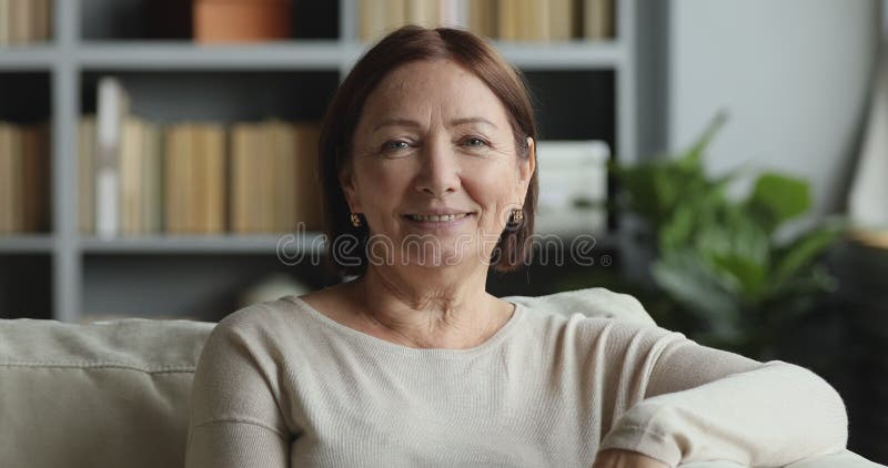 Adulte dame plus âgée de sourire à la caméra face à la maison clips vidéos