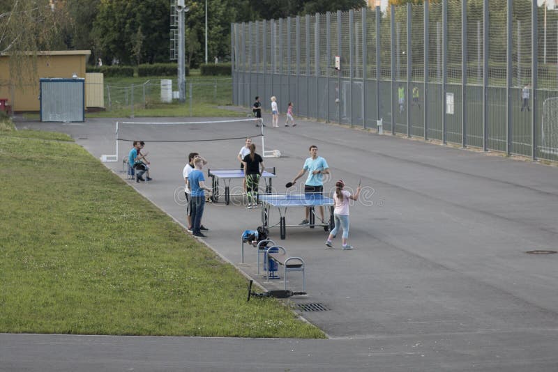 Adultes et enfants jouant sur l'au sol de sports en parc la soirée d'été photos libres de droits Adultes et enfants jouant sur l'au sol de sports en parc la soirée d'été photos libres de droits