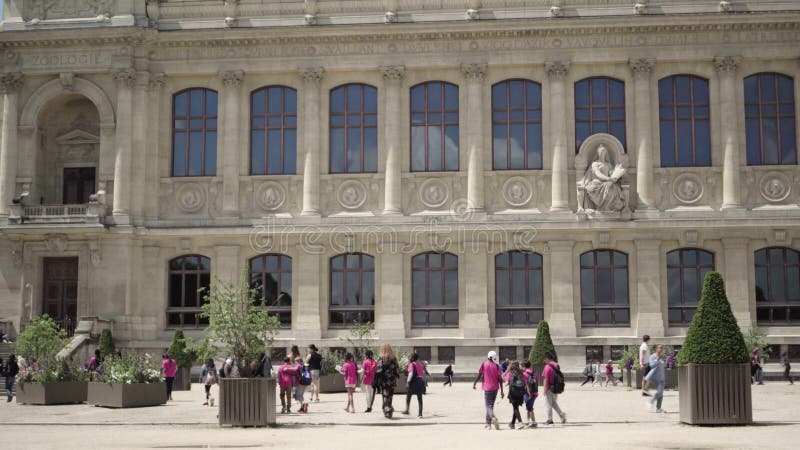 Adulti e bambini nel giardino botanico a Parigi