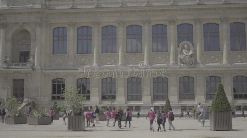 Adulti e bambini nel giardino botanico a Parigi