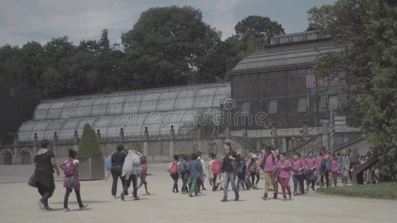 Adulti e bambini nel giardino botanico vicino alla serra a Parigi