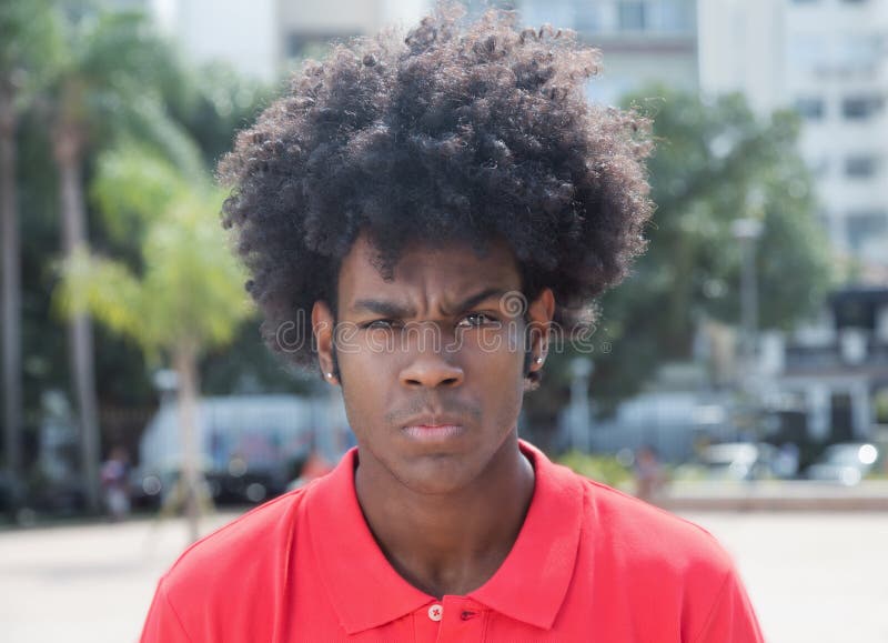 Adulto joven africano enojado con el peinado afro típico fotos de archivo Adulto joven africano enojado con el peinado afro típico fotos de archivo