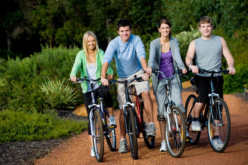 Adultos jovenes en las bicis Adultos jovenes en las bicis