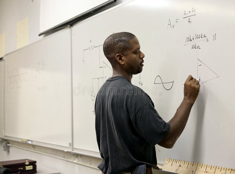Pekný afro-americký študent robí trigonometria na palube.