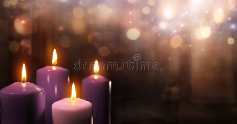 Advent Candles In Church - tre porpora ed un rosa immagine stock libera da diritti Advent Candles In Church - tre porpora ed un rosa immagine stock libera da diritti