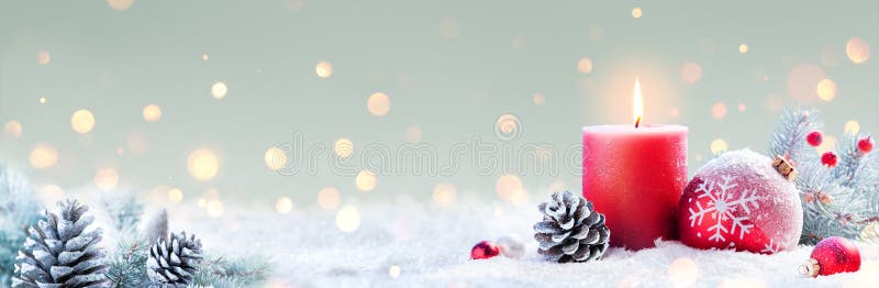 Advent - rode kaars en kerstdecoratie
