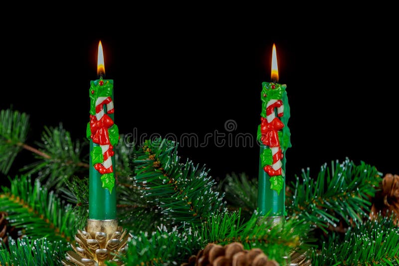 Adventgarnering med bränningstearinljuset vita röda stjärnor för abstrakt för bakgrundsjul mörk för garnering modell för design royaltyfria bilder Adventgarnering med bränningstearinljuset vita röda stjärnor för abstrakt för bakgrundsjul mörk för garnering modell för design royaltyfria bilder