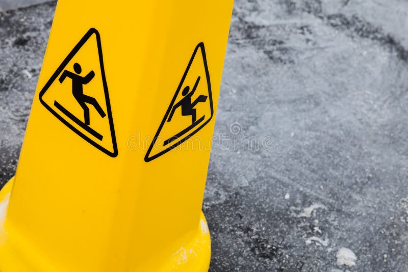 Advirta o assoalho molhado, sinal de aviso amarelo no asfalto imagens de stock Advirta o assoalho molhado, sinal de aviso amarelo no asfalto imagens de stock