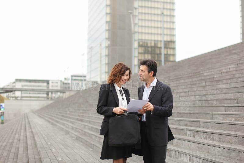 advogado masculino que fala com o cliente fêmea imagem de stock advogado masculino que fala com o cliente fêmea imagem de stock