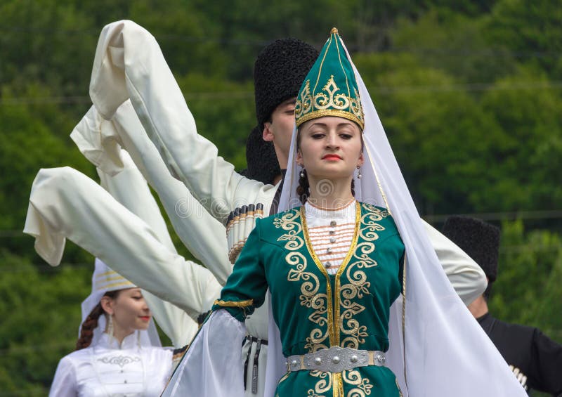 Adyghe dziewczyny w krajowych kostiumach i chłopiec tanczą na czerkiesa etnicznym festiwalu w górach Adygea zdjęcia stock