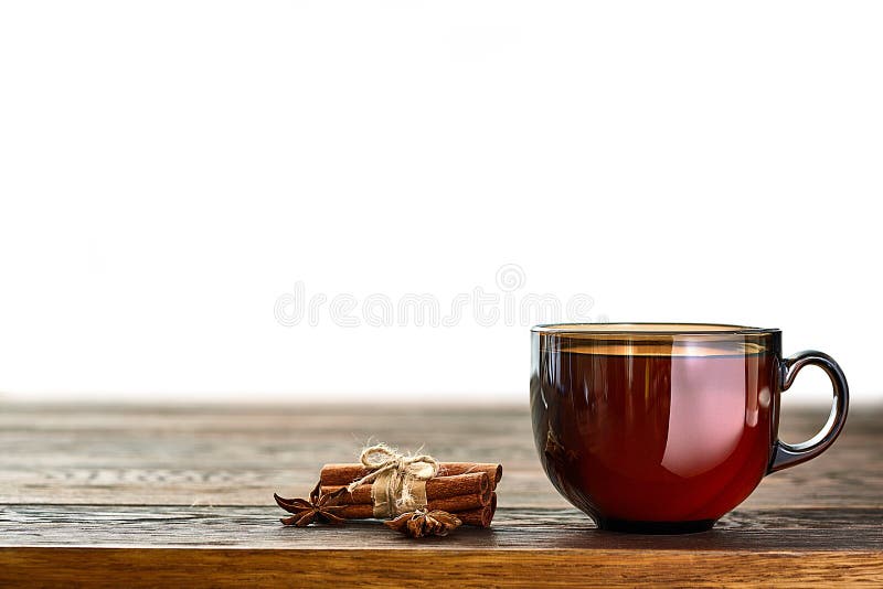 Adâncime superficială a fotografiei câmpului din cupa de porțelan goală cu scorțișoară și fructe de anason în stea. stock images
