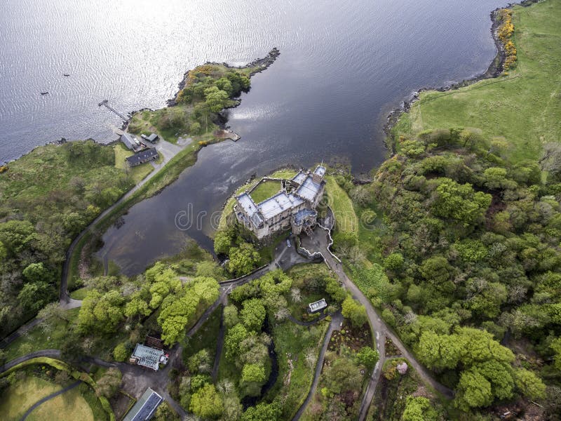 Aearial tiró la isla de Dunvegan del lago del paisaje de Skye Scotland Great Britain foto de archivo libre de regalías Aearial tiró la isla de Dunvegan del lago del paisaje de Skye Scotland Great Britain foto de archivo libre de regalías
