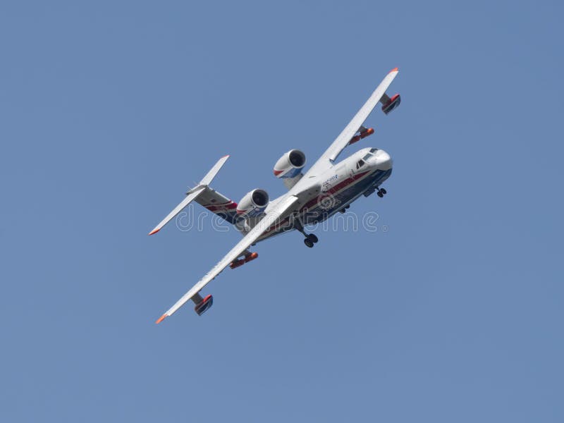 Beriev BE-200  O Beriev BE-200 é o maior avião anfíbio com