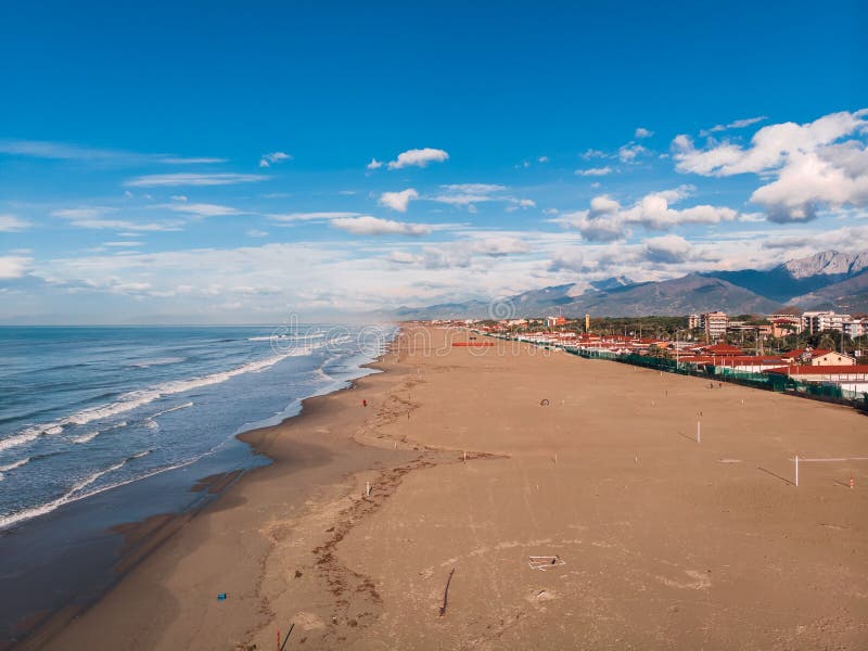 Aerail fotostrand av den Viareggio morgonen royaltyfria bilder Aerail fotostrand av den Viareggio morgonen royaltyfria bilder