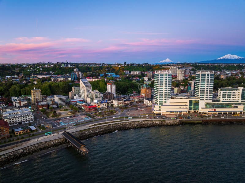 Aerantvy över Puerto Montt med moderna byggnader och berg. royaltyfri foto