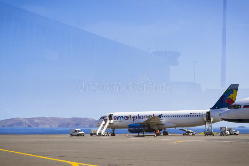 Aerei Airbus A320, piccole linee aeree del pianeta, aeroporto N di Candia immagini stock libere da diritti Aerei Airbus A320, piccole linee aeree del pianeta, aeroporto N di Candia immagini stock libere da diritti