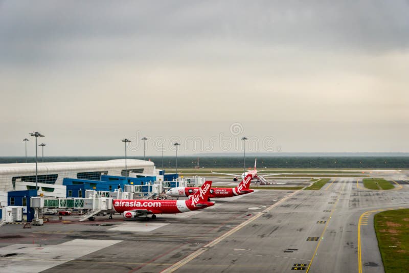 Aerei di Air Asia sulla pista dell'aeroporto internazionale 2, KLIA 2 di Kuala Lumpur fotografia stock Aerei di Air Asia sulla pista dell'aeroporto internazionale 2, KLIA 2 di Kuala Lumpur fotografia stock