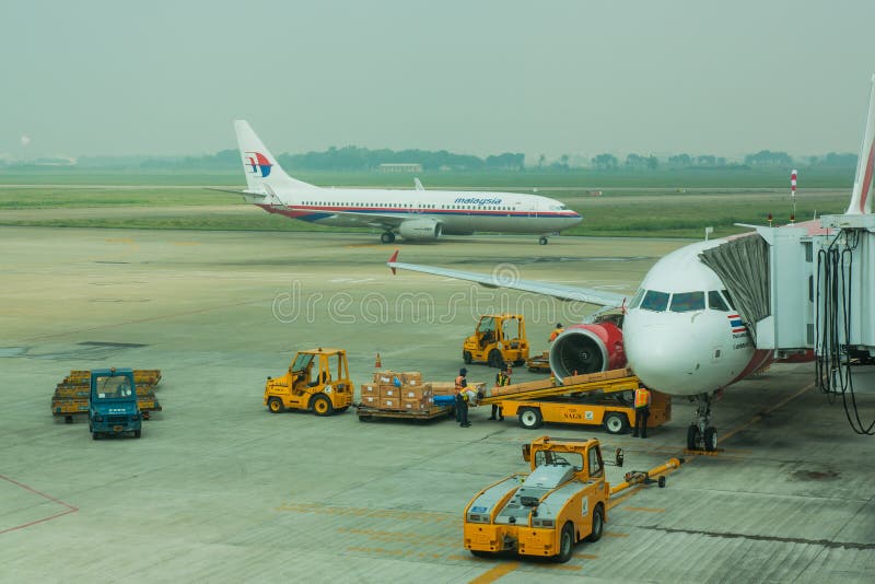 Aerei di Air Asia a Tan Son Nhat International Airport immagine stock Aerei di Air Asia a Tan Son Nhat International Airport immagine stock