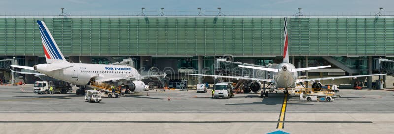 Aerei di Air France sull'aeroporto. Panorama.