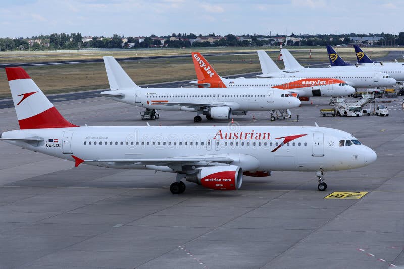 Aerei Easyjet, Austrian Airlines e Ryanair al terminal fotografie stock libere da diritti