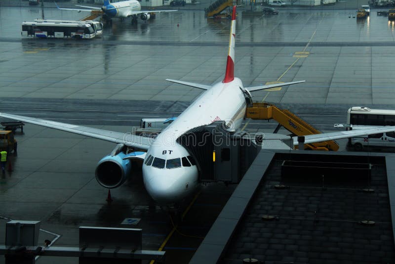 Un aereo della Austrian Airlines attraccato alla piattaforma di carico aereo fotografia stock