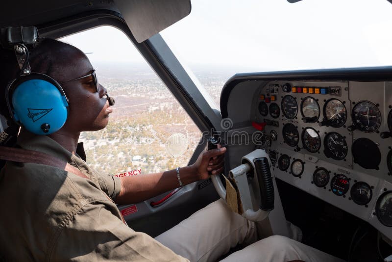 Aereo di Cessna Skyvan, Africa, Nera, Femmina Bush, sopra l'Okavango Delta vicino a Maun, Botswana fotografia stock libera da diritti