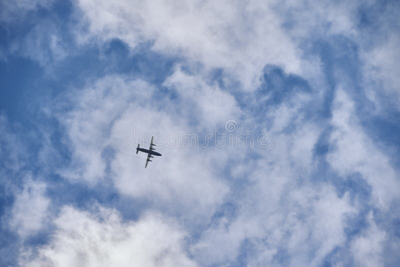 Aereo di volo nel cielo blu immagine stock libera da diritti Aereo di volo nel cielo blu immagine stock libera da diritti