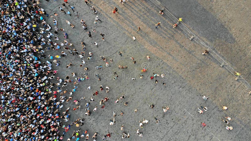 Aereo Folla interessata in un unico posto Vista dall'alto fotografia stock