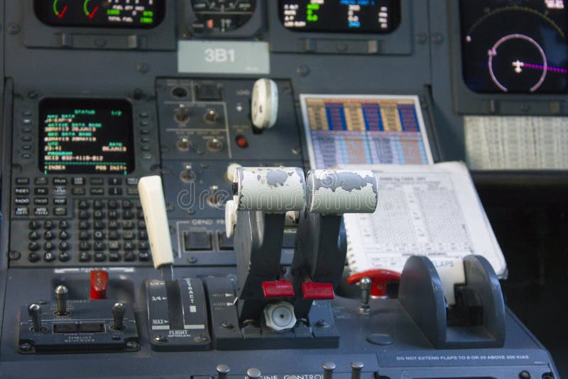 Aereo passeggeri della cabina di pilotaggio Il volante fotografia stock