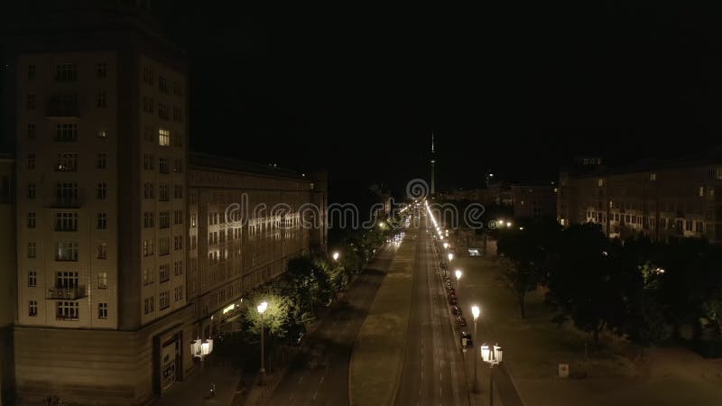 Aereriellt utseende av tom karlmarxallee-gata nattetid i berlin-gerall under kovid 19 koronaviruspandemi