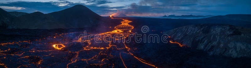 Aereriskt panoramatiskt synfält av vulkanutbrottet litlihrutur hill royaltyfria bilder