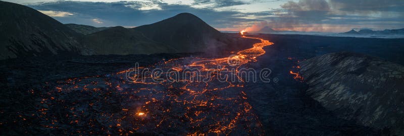 Aereriskt panoramatiskt synfält av vulkanutbrottet litlihrutur hill arkivbilder