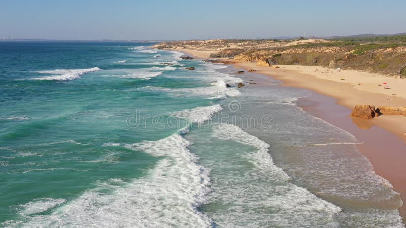 Aereriskt utseende av praia do malhao-stranden med semesterturister på stranden