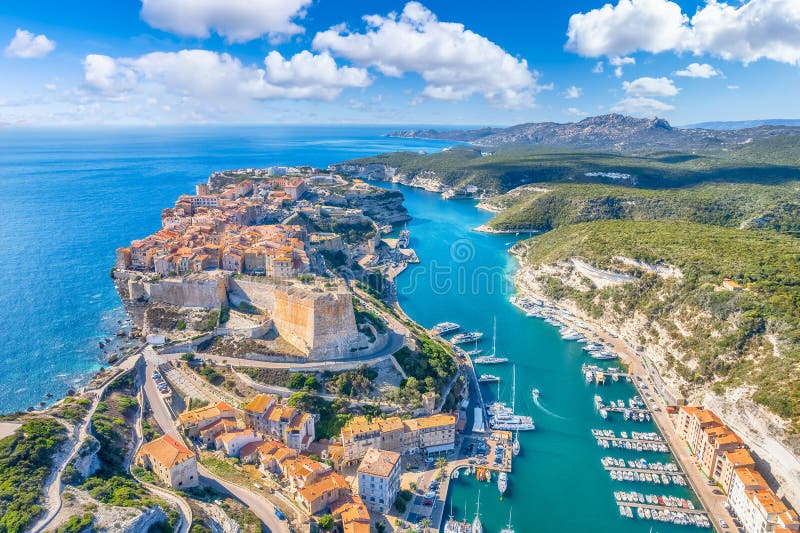 Aereriskt utseende av staden Bonifacio i Korsika arkivbild