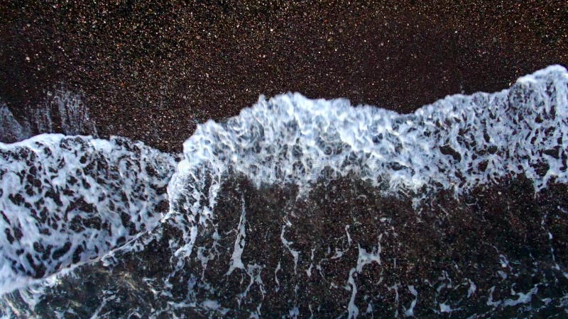 Aererivat vackra havsvågor som långsamt sprider sig över stranden