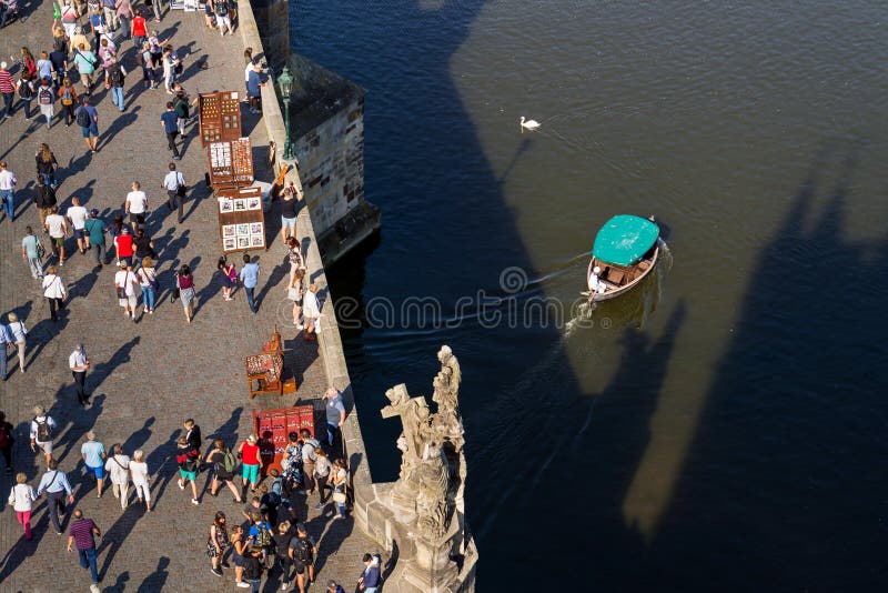 Aeresändning av oigenkännliga turister på Charles Bridge med liten båt på Vltava-floden, Prag, Tjeckien arkivfoton Aeresändning av oigenkännliga turister på Charles Bridge med liten båt på Vltava-floden, Prag, Tjeckien arkivfoton