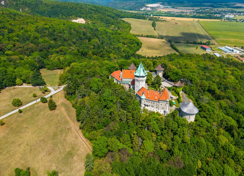 Letecký dron pri Smolenickom zámku na Slovensku. Trnavský kraj, Malé Karpaty