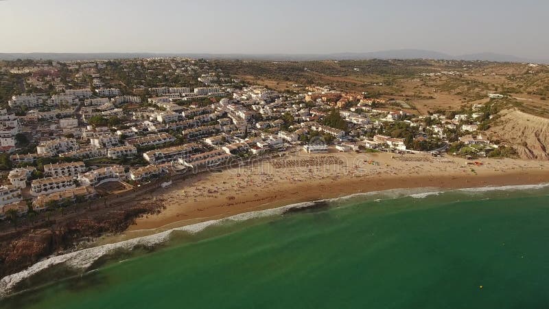 aerial Filme mit Touristen auf dem Strandhimmel Luz