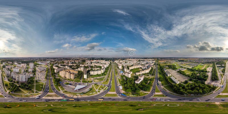 Aerial full seamless sferical 360 hdri panorama view boven road junct , waarbij het verkeer in de stad het woongebied van