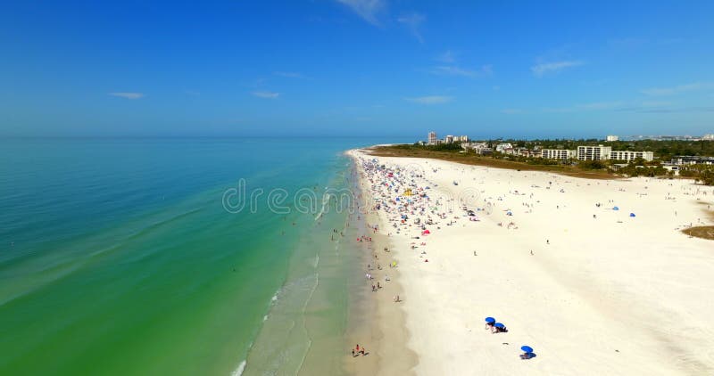 Aerial 5k beeldmateriaal prachtige sarasota strand levendige zomerkleuren golf van mexico