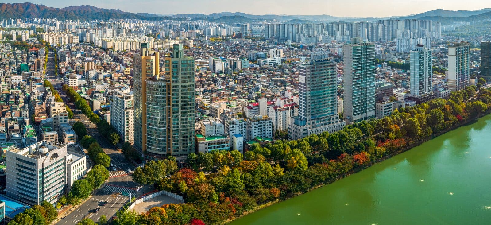 Aerial panoramic view of Seokchon lake and surrounding buildings with autumn colors, Jamsil, Songpa-gu, Seoul, South Korea stock photos Aerial panoramic view of Seokchon lake and surrounding buildings with autumn colors, Jamsil, Songpa-gu, Seoul, South Korea stock photos