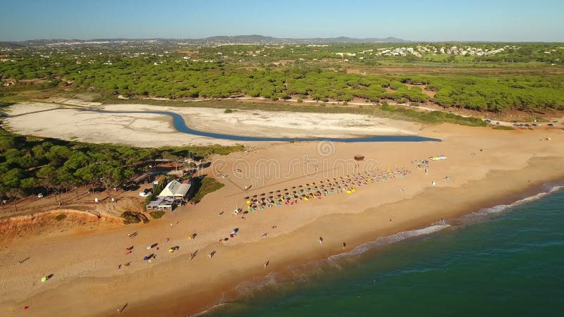 aerial Setzen Sie Almargem und die Seestadt von Quarteira auf den Strand, gefilmt vom Himmel