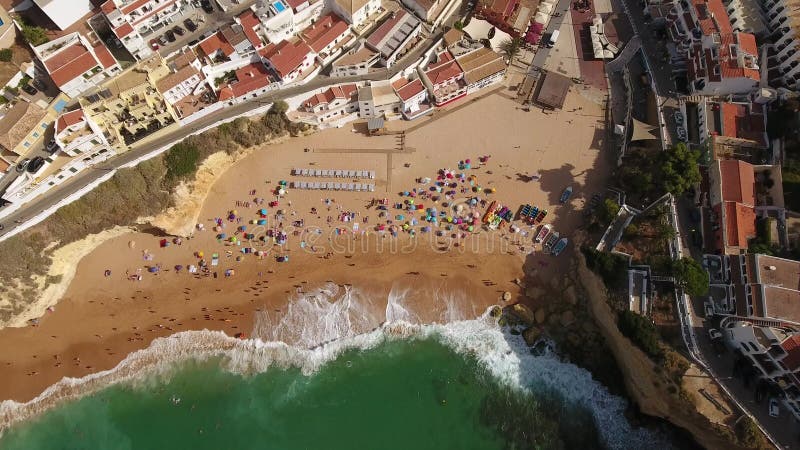 aerial Setzen Sie Carvoeiro gefilmte Vogel ` s Augenansicht auf den Strand