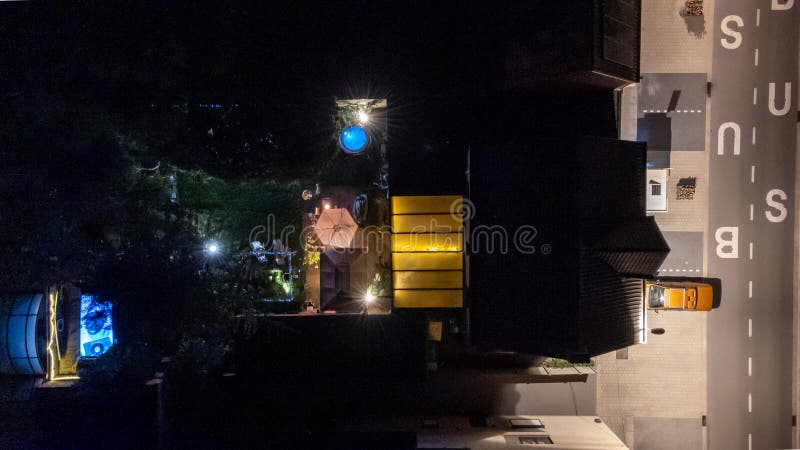 Strălucire nocturnă : o vedere a păsărilor asupra serenității urbane stock image