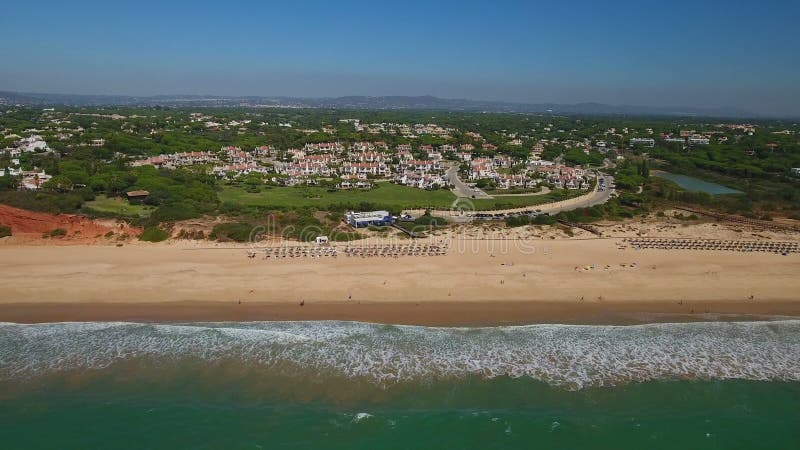 aerial Strand Garrao stützt Vale de Lobo unter