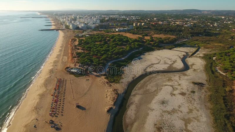 aerial Strand und See ausgetrocknet, Stadt von Quarteira, gefilmt vom Himmel