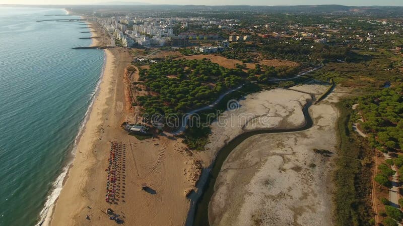 aerial Strand und See getrocknet, Stadt Quarteira, gefilmt vom Himmel