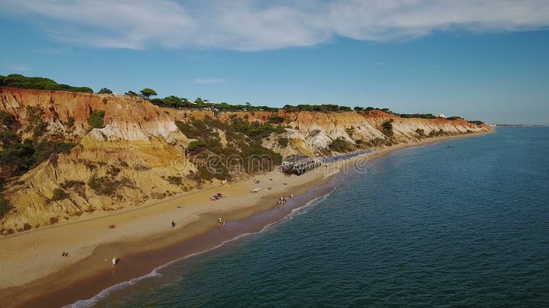 aerial Strand von Falesia und Touristen stehen still Ansicht vom Himmel