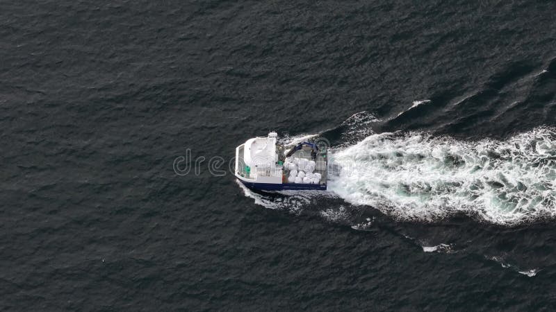 Aerial top view volgt een traditionele boot op zijn reis naar de oceaan in scandinavië