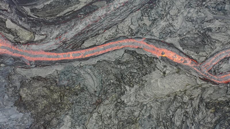 4.000 aerial video van lava die door rivieren stroomt in de nieuwe fagradalsfjall vulcano in ijsland.